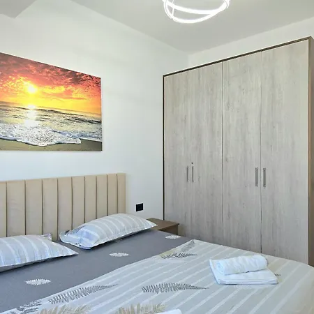 Apartment Sunny 080 *